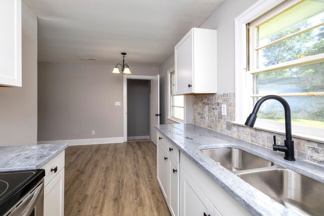 Building Photo - Beautifully Renovated 3 Bedroom Available!