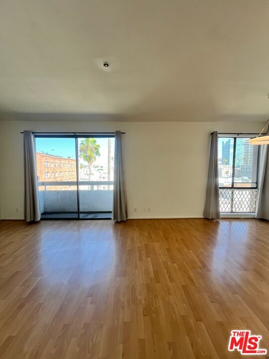 Building Photo - 533 S St Andrews Pl