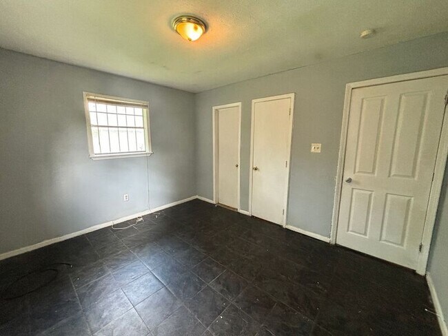 Building Photo - 6709 Lake Glen Dr