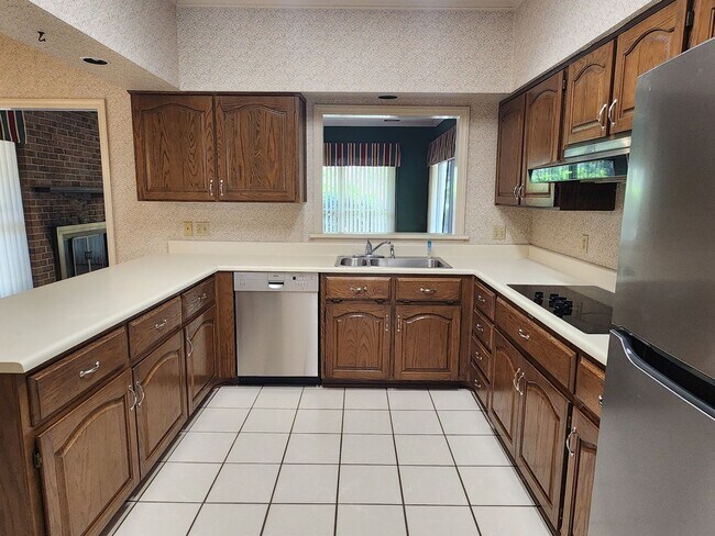 Building Photo - **AVAILABLE IN JUNE ** Landings Executive 3 Bedroom home
