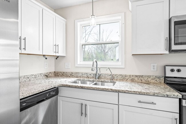 Building Photo - Dog Friendly Three Bedroom!