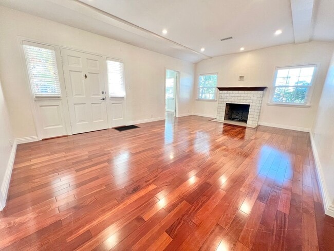 Building Photo - Charming Bixby Knolls Corner Home with Yard, Cabana, & A/C