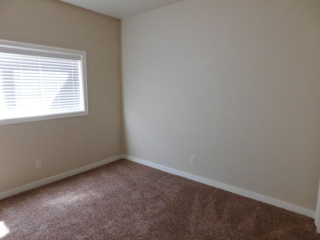 Building Photo - 3Bd/2.5Ba Two Story Townhouse - Available ...