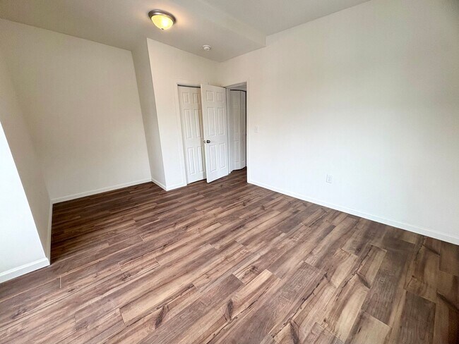 Building Photo - 133 W Maple St