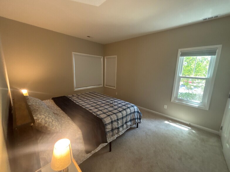 Building Photo - Room in Condo on Winterpointe Ln