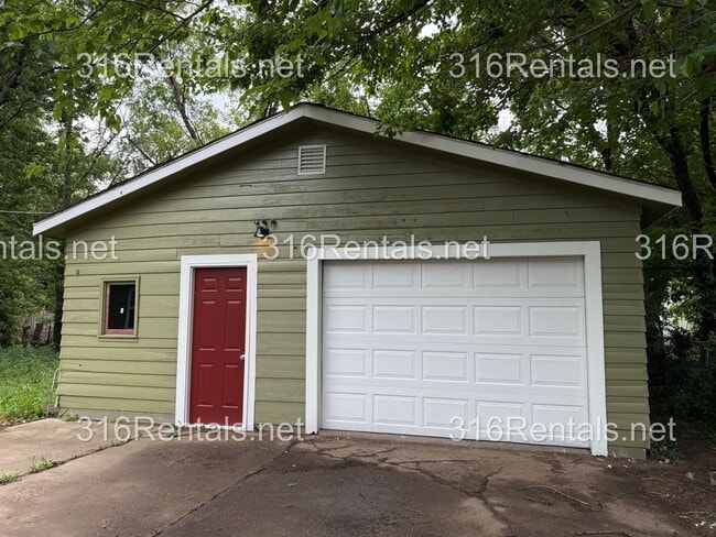 Building Photo - $1200 - NEWLY REMODELED 4 bedroom / 1 bathroom - Single Family Home