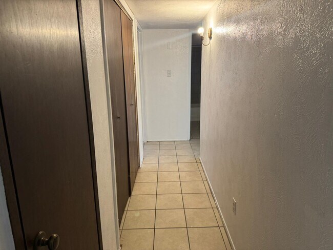 Building Photo - 6110 W Ridgecreek Dr