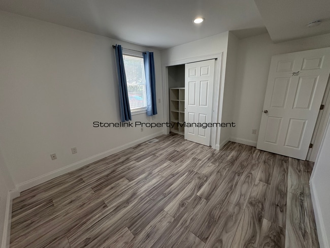 Building Photo - Fully Renovated Condo For Rent in West War...