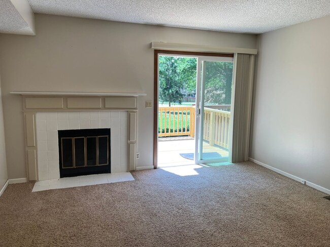 Building Photo - Spacious Townhome w/ Washer & Dryer, Garag...