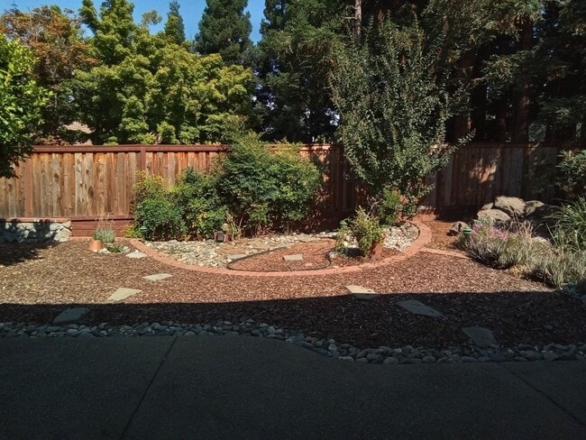 Building Photo - Gated: Single Story Heritage Oaks 3 Bedroom Plus Office/Den 3 Car Garage with lots of built in fo...