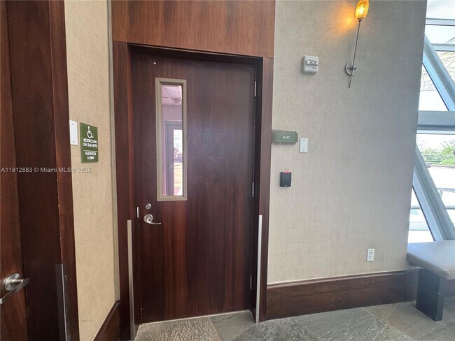 Building Photo - 2641 N Flamingo Rd