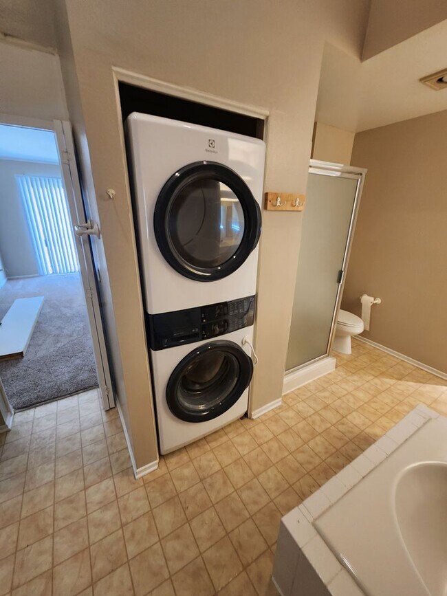 Building Photo - 2 Bedroom Condo in UTC with Garage