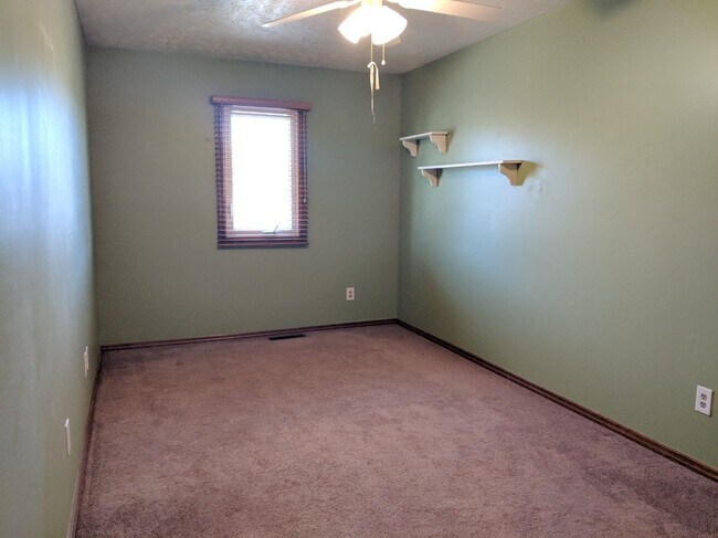 Building Photo - 3-Bedroom Tri-Level Home in Hillcrest