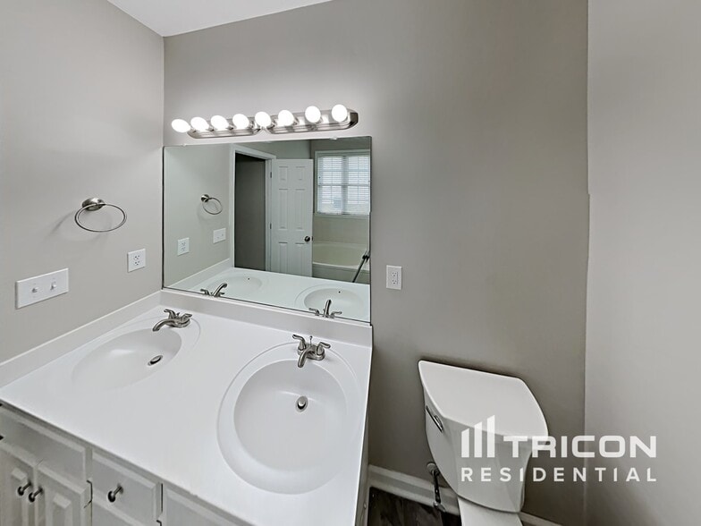 Building Photo - 2403 Glen Meadow Dr