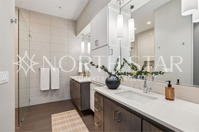 Building Photo - Luxury Living in the Heart of Lake Oswego: Stylish 3-Story Townhouse