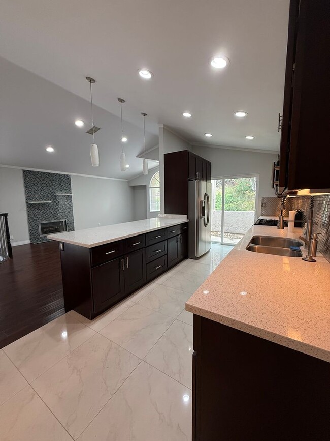 Building Photo - 3 bed, 2 1/2 bath Townhome located in Chat...