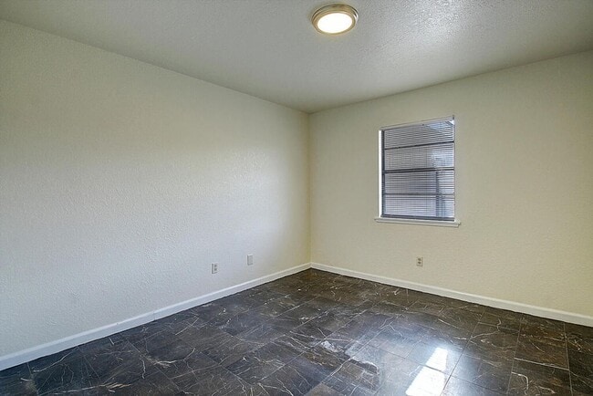 Building Photo - 2202 Saxony Dr