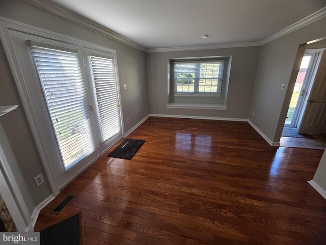 Building Photo - 307 Meadow Ct