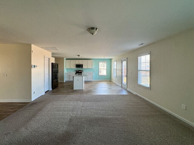 Building Photo - Spacious 4 Bed 2.5 Bath Home with Flex Rooms