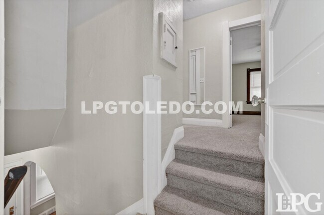 Building Photo - 4120 Parrakeet Ave