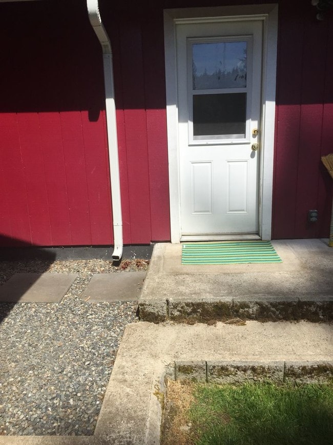 Building Photo - Adorable Clean Studio/ Mother-in-Law apt.