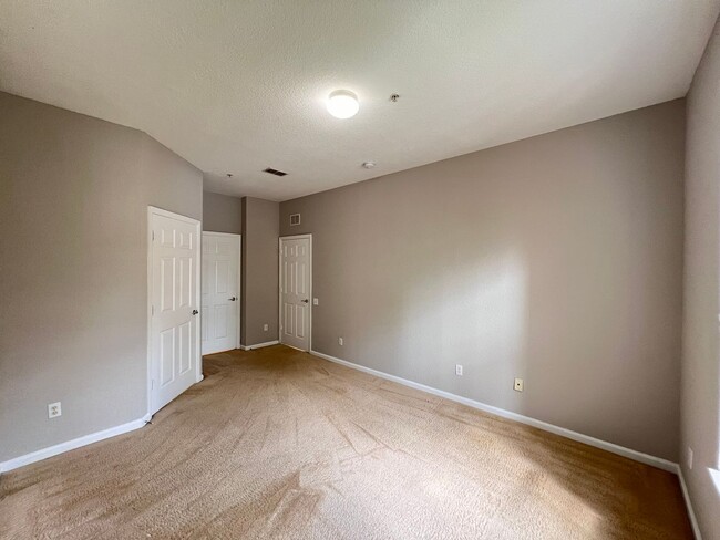 Building Photo - APARTMENT IN THE METROWEST AREA!