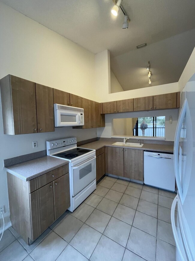 Building Photo - 10910 Lakemore Ln