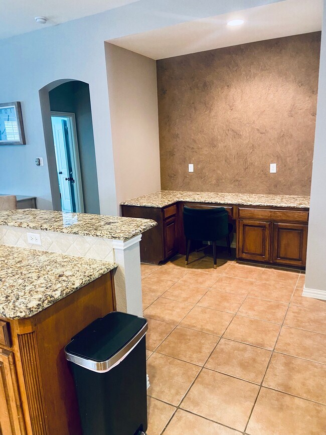 Building Photo - 408 Rosemont Ln
