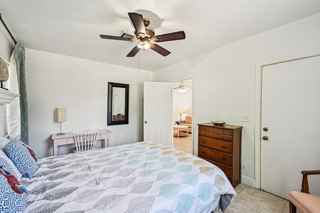 Building Photo - 423 Kern St