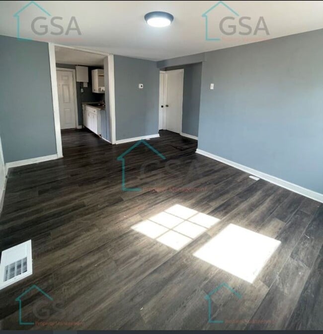 Building Photo - 2 Bedroom 1 Bath MOVE IN SPECIAL 1/2 OFF FIRST MONTH'S RENT