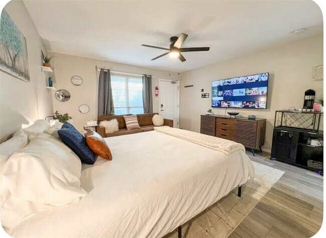 Building Photo - 14898 Granada Dr