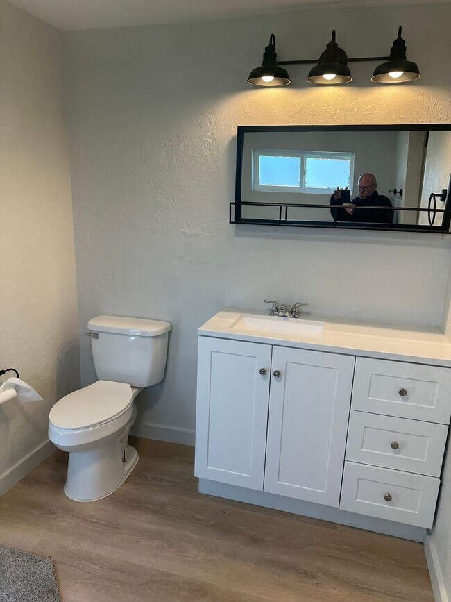 Building Photo - Updated 2 bedroom 2 bath house with a deta...