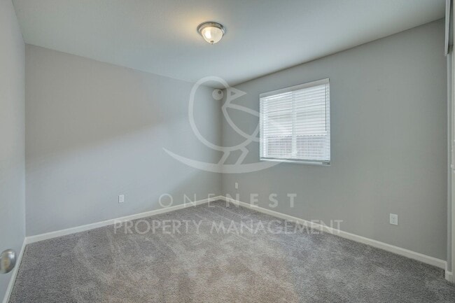 Building Photo - Beautifully maintained and modern 4-bedroom, 2-bathroom