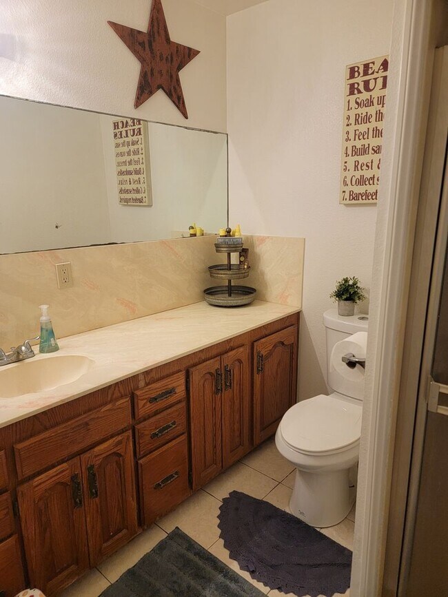 Building Photo - 4 Bed, 2.5 Bath House w/2-Car Garage & Pool