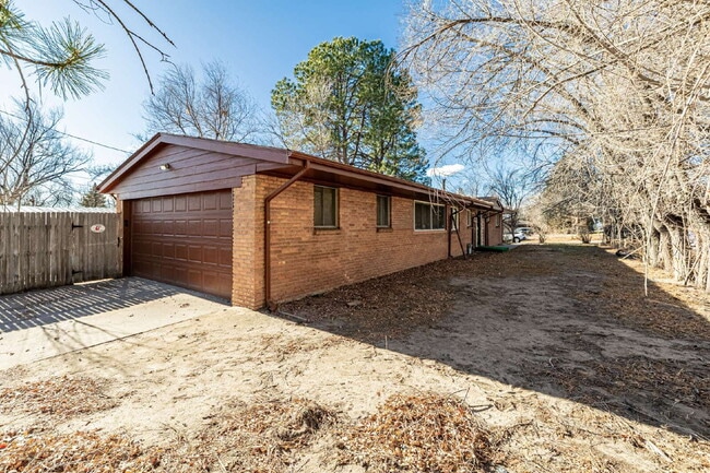 Building Photo - Great 3 Bed 3 Bath Hilltop Home for rent.