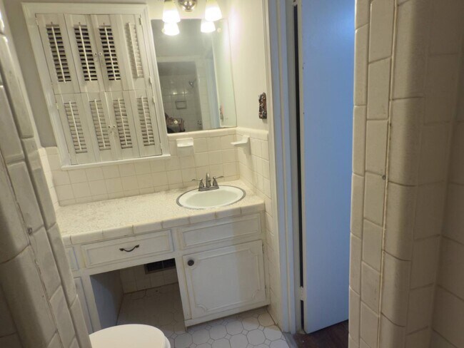 Building Photo - 964 Ridgewood Cir