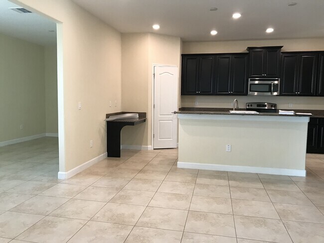 Building Photo - 7 BEDROOM 4 BATH AT INDEPENDENCE WINTER GA...