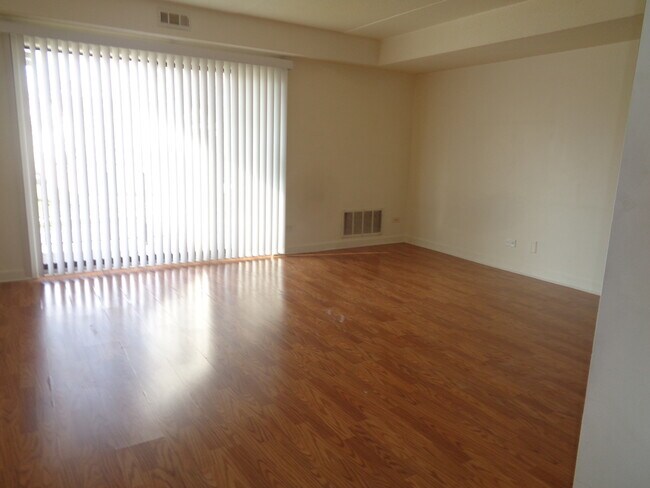 Building Photo - 14785 Lake View Dr