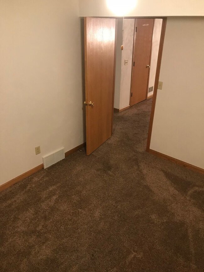 Building Photo - 1031-1033 Pleasantview