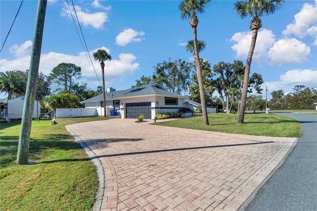 Building Photo - 1542 SE Pinwheel Dr