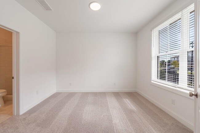 Building Photo - 510 Healy Dr