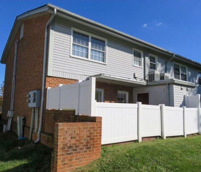 Building Photo - Adorable 2 bedroom, 2 1/2 bathroom townhom...