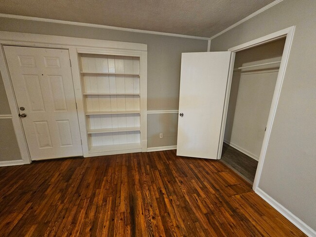 Building Photo - 2 Bedroom 1 Bath Downstairs apartment in t...
