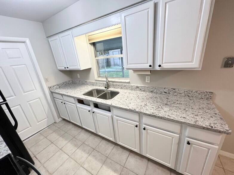 Kitchen - 4865 Darwood Dr
