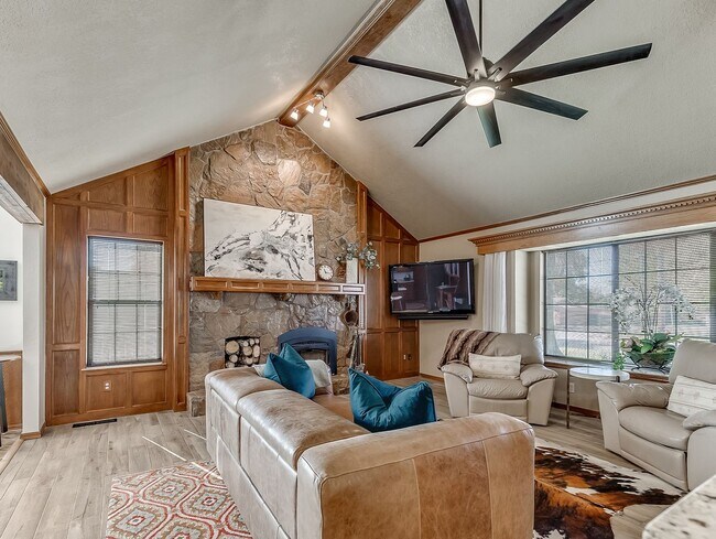 Building Photo - Fully Furnished Short Term Rental