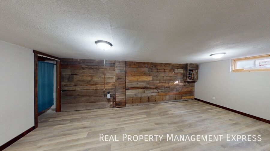 Building Photo - 2 Bedroom 1 Bathroom Home