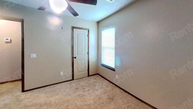 Building Photo - 3/2 plus office in gated SW neighborhood