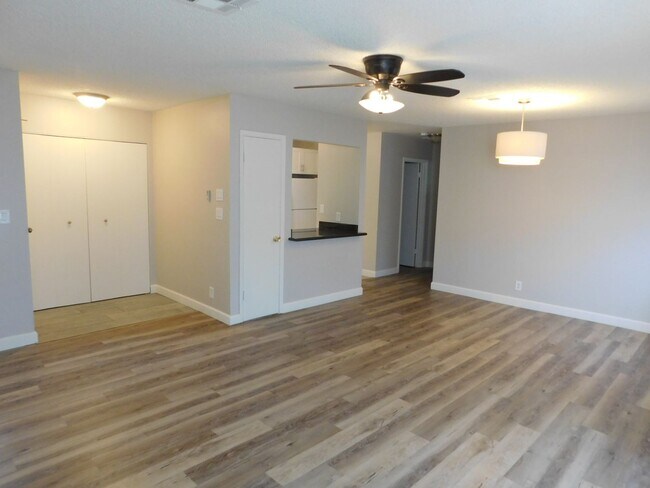 Building Photo - Spacious 2 bedroom- no neighbors under you !!