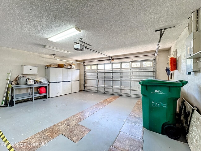 Building Photo - 3033 Dunhill Dr