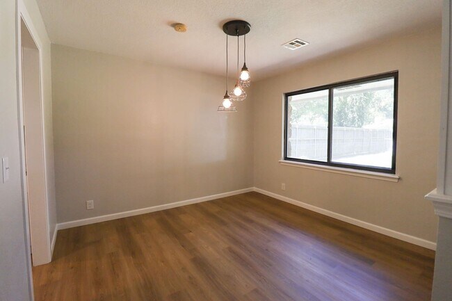 Building Photo - Beautifully Redone 3 Bedroom South Tulsa H...